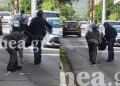 Ληστεία με καλάσνικοφ σε ελληνική τράπεζα: Η στιγμή της διαφυγής των δραστών – Τους έπεσαν τα χρήματα ενώ έτρεχαν