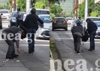 Ληστεία με καλάσνικοφ σε ελληνική τράπεζα: Η στιγμή της διαφυγής των δραστών – Τους έπεσαν τα χρήματα ενώ έτρεχαν