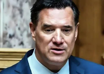 Άδωνις για φερόμενη φωτογραφία με «άλλη» γυναίκα: «Δεν είμαι εγώ, είναι προϊόν AI»