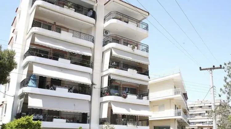 Πέθανε και η δεύτερη 17χρονη μαθήτρια που έκανε τη βουτιά θανάτου από πολυκατοικία στην Ηλιούπολη