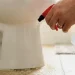 Ψεκάζοντας ξίδι γύρω από τη λεκάνη: Γιατί το προτείνουν οι ειδικοί και σε τι βοηθά