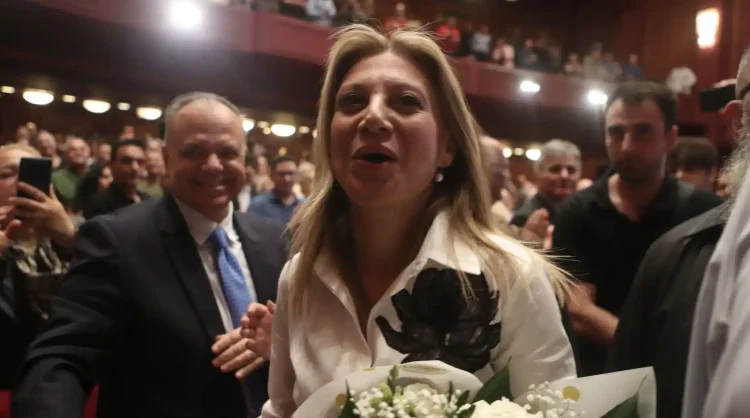 Αποθέωσαν την Καρυστιανού στην παρουσίαση του νέου κόμματός της