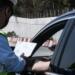 Γιατί οι αστυνομικοί αγγίζουν το αυτοκίνητο όταν κάνουν έλεγχο; Η απάντηση θα σας εκπλήξει