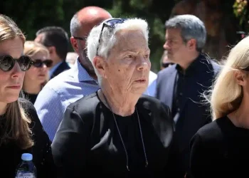 Αρνήθηκε η χήρα του Σουφλιά να δώσει το χέρι στον Μητσοτάκη