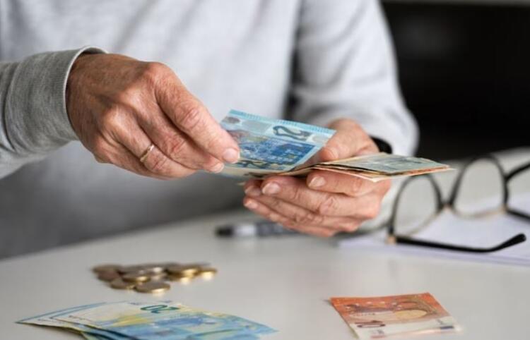 Συνταξιούχοι: Οι έξι κατηγορίες που πάνε ταμείο, τα ποσά και οι δικαιούχοι – Παραδείγματα