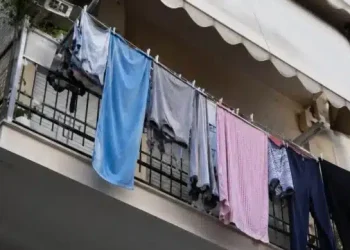 Πρόστιμα έως 500 ευρώ για μπουγάδα στο μπαλκόνι – Δείτε σε ποιες περιοχές