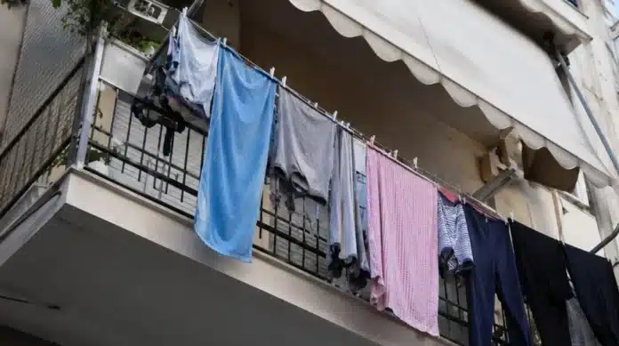Πρόστιμα έως 500 ευρώ για μπουγάδα στο μπαλκόνι – Δείτε σε ποιες περιοχές