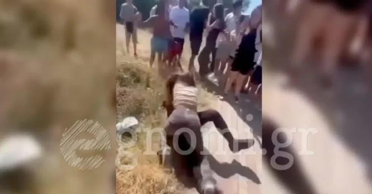 Άγρια ξύλο μεταξύ μαθητριών έξω από σχολείο – Ζητωκραύγαζαν και τραβούσαν βίντεο οι συμμαθητές τους