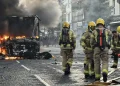 Χάος στο Μπέλφαστ: Φλέγεται η πόλη μετά την επίθεση Σουδανού στον 40χρονο – Διαδηλωτές καίνε σπίτια μεταναστών
