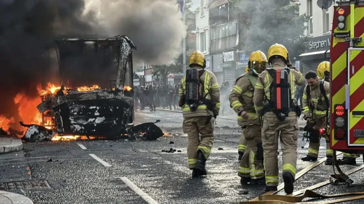 Χάος στο Μπέλφαστ: Φλέγεται η πόλη μετά την επίθεση Σουδανού στον 40χρονο – Διαδηλωτές καίνε σπίτια μεταναστών