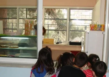 Τέλος τα κρουασάν, οι σοκολάτες και το ζαμπόν στα σχολεία: Τι θα μπορούν να αγοράζουν τα παιδιά από τα κυλικεία