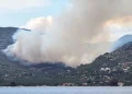 Φωτιά στο Λουτράκι – Καίει δίπλα στη Λίμνη Βουλιαγμένης
