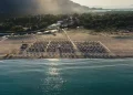 Όλο άμμος, φοβερό φαγητό, δίκλινο 50 εupώ: Στο μέρος που έχεις όλη μέρα τη θάλασσα στα πόδια σου, θα κάνεις τις πιο οικονομικές διακοπές