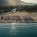 Όλο άμμος, φοβερό φαγητό, δίκλινο 50 εupώ: Στο μέρος που έχεις όλη μέρα τη θάλασσα στα πόδια σου, θα κάνεις τις πιο οικονομικές διακοπές