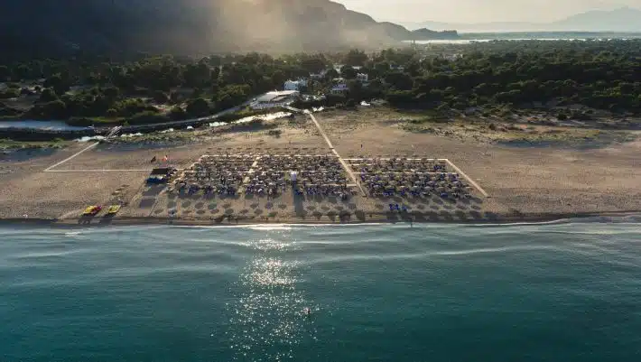 Όλο άμμος, φοβερό φαγητό, δίκλινο 50 εupώ: Στο μέρος που έχεις όλη μέρα τη θάλασσα στα πόδια σου, θα κάνεις τις πιο οικονομικές διακοπές