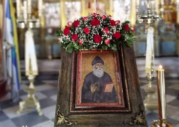 Ουρές πιστών στη Σουρωτή για να προσκυνήσει τον Άγιο Παΐσιο τον Αγιορείτη