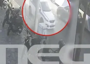 Σοκ στο Ίλιον: Καρέ καρέ ο άγριος ξυλοδαρμός οδηγού λεωφορείου από μοτοσικλετιστή – Βίντεο ντοκουμέντο