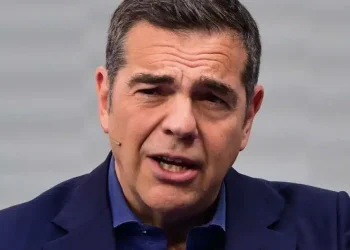 Απάντηση Τσίπρα σε Μητσοτάκη για το… δίπλωμα: «Ούτε πατίνι δεν θα έπρεπε να οδηγεί»