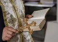 Aυτόφωρο για κληρικό μετά από ξυλοδαρμό της 65χρονης πεθεράς του