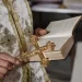 Aυτόφωρο για κληρικό μετά από ξυλοδαρμό της 65χρονης πεθεράς του