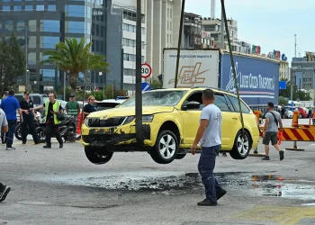 Συγκλονιστικές μαρτυρίες για την πτώση του ταξί στο λιμάνι του Πειραιά: Ο οδηγός έβαλε τη ζώνη, ανέπτυξε ταχύτητα και κατέληξε στη θάλασσα