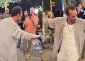 Όλοι μιλάνε για τον Πάνο Μουζουράκη – Χόρεψε λεβέντικο ζεϊμπέκικο στο γλέντι της βάφτισης του γιου του Πέτρου Κουσουλού και καταχειροκροτήθηκε