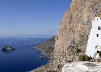 Παναγία η Χοζοβιώτισσα: Ένα μοναστήρι «κρεμασμένο» στα βράχια της Αμοργού