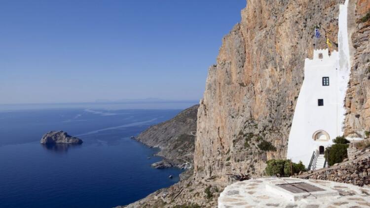 Παναγία η Χοζοβιώτισσα: Ένα μοναστήρι «κρεμασμένο» στα βράχια της Αμοργού