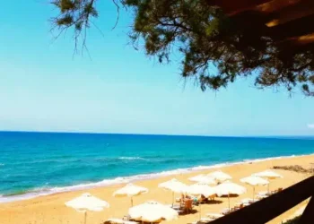 Η Μύκονος της Πελοποννήσου: Φθηνές τιμές, θάλασσες-λάδι, πας με 40 εupώ βενζίνη & κάνεις τις διακοπές της ζωής σου