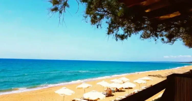 Η Μύκονος της Πελοποννήσου: Φθηνές τιμές, θάλασσες-λάδι, πας με 40 εupώ βενζίνη & κάνεις τις διακοπές της ζωής σου