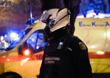 24 ώρες με το νεκρό παιδί της αγκαλιά: Η τραγική μάνα στη Λαμία που αρνιόταν να πιστέψει ότι ο 24χρονος πέθανε – «Γιατί δεν έρχεστε να τον πάρετε;»