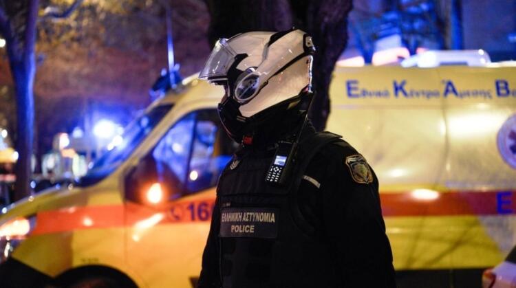 24 ώρες με το νεκρό παιδί της αγκαλιά: Η τραγική μάνα στη Λαμία που αρνιόταν να πιστέψει ότι ο 24χρονος πέθανε – «Γιατί δεν έρχεστε να τον πάρετε;»