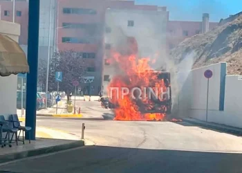 Καβάλα: Αστικό λεωφορείο τυλίχτηκε στις φλόγες μέσα σε προαύλιο νοσοκομείου