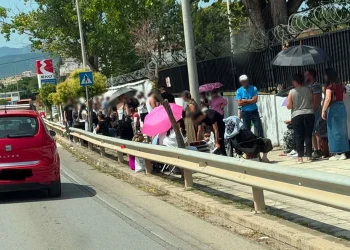 Ξενύχτι και ουρές έξω από το δικαστικό μέγαρο Κοζάνης για να εκδώσουν διαβατήρια με τις παλαιού τύπου ταυτότητες, δείτε βίντεο