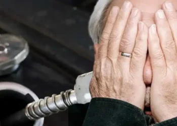 Σοκαριστικό περιστατικό στη Βούλα: Υπάλληλος βενζινάδικου περιέλουσε με πετρέλαιο 92χρονο – Ο αδιανόητος λόγος