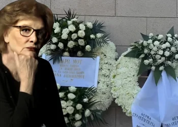 «Πλημμύρισε» από στεφάνια η Μητρόπολη Αθηνών για τη Μάρω Κοντού – Το στεφάνι που τράβηξε όλα τα βλέμματα