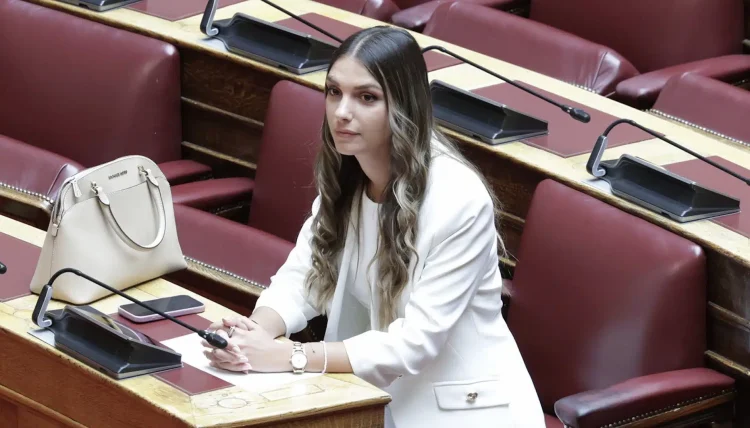 Μυρτώ Κοροβέση: Ορκίστηκε η νεότερη βουλευτής του ελληνικού κοινοβουλίου – H ηλικία της