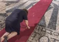 Εσύ που σήμερα έσπευσες να ανεβάσεις τέτοιες φωτογραφιες χλεβάζοντας τους ανθρωπους που πήγαν να προσκυνήσουν στη Τήνο