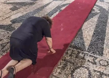 Εσύ που σήμερα έσπευσες να ανεβάσεις τέτοιες φωτογραφιες χλεβάζοντας τους ανθρωπους που πήγαν να προσκυνήσουν στη Τήνο