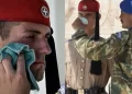 Ακίνητοι οι Εύζωνες μέσα στον καύσωνα – Τους δίνουν νερό και σκουπίζουν τον ιδρώτα τους