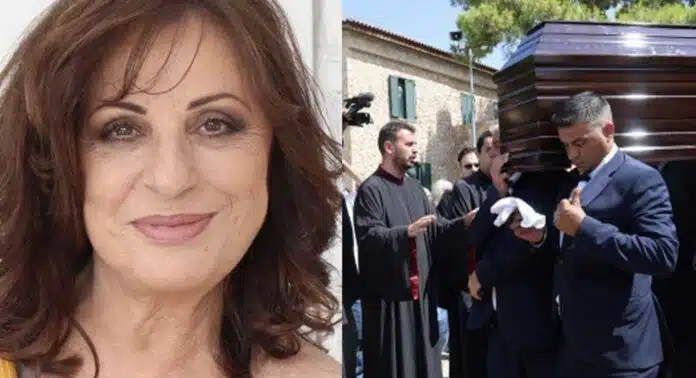 Ραγίζει καρδιές το αποθεωτικό στεφάνι της Χαρούλας Αλεξίου στην κηδεία της Μαίρης Λίντα