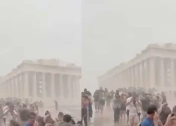 Χαμός με τουρίστες στην Ακρόπολη – Το βίντεο από την κακοκαιρία που κάνει τον γύρο του κόσμου