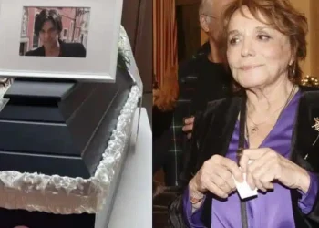 Απαρηγόρητη στο αποτεφρωτήριο Ριτσώνας η Μπέτυ Αρβανίτη – Ο σπαραγμός στο τελευταίο αντίο στον γιο της