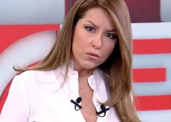 Αναστασία Γιάμαλη: Έτσι όπως δεν την έχουμε ξαναδεί! Πέταξε τα σακάκια και πόζαρε με σορτσάκι