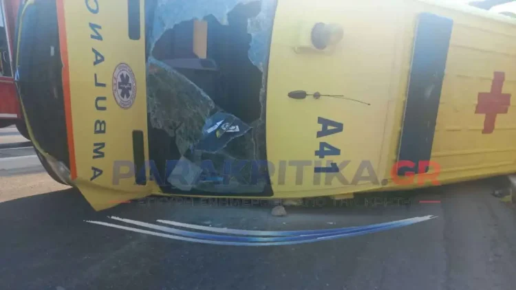 Ασθενοφόρο τράκαρε με αυτοκίνητο και τούμπαρε στα Χανιά – Νεκρός ο ασθενής που μετέφερ – 2 διασώστες τραυματίες