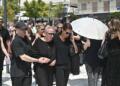 Κηδεία Κόκοτα: Σοκ με την εικόνα της αδελφής του Έλλης – Υποβασταζόμενη και εμφανώς καταβεβλημένη στο τελευταίο «αντίο»