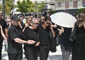 Κηδεία Κόκοτα: Σοκ με την εικόνα της αδελφής του Έλλης – Υποβασταζόμενη και εμφανώς καταβεβλημένη στο τελευταίο «αντίο»