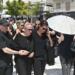 Κηδεία Κόκοτα: Σοκ με την εικόνα της αδελφής του Έλλης – Υποβασταζόμενη και εμφανώς καταβεβλημένη στο τελευταίο «αντίο»