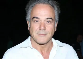 Παύλος Ευαγγελόπουλος: Στα 64 του χρόνια με κοιλιακούς στην παραλία – Η επιστροφή στα κοινωνικά δίκτυα