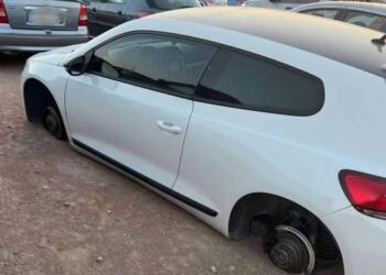 Μαγούλα: Λεηλάτησαν αυτοκίνητα πυροσβεστών που επιχειρούσαν στις φωτιές – Ζημιές στο parking της Πυροσβεστικής